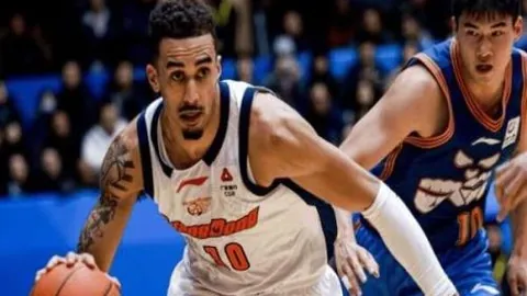 “乔科维奇与旧敌默里联袂挑战，险渡澳网第二轮关隘”